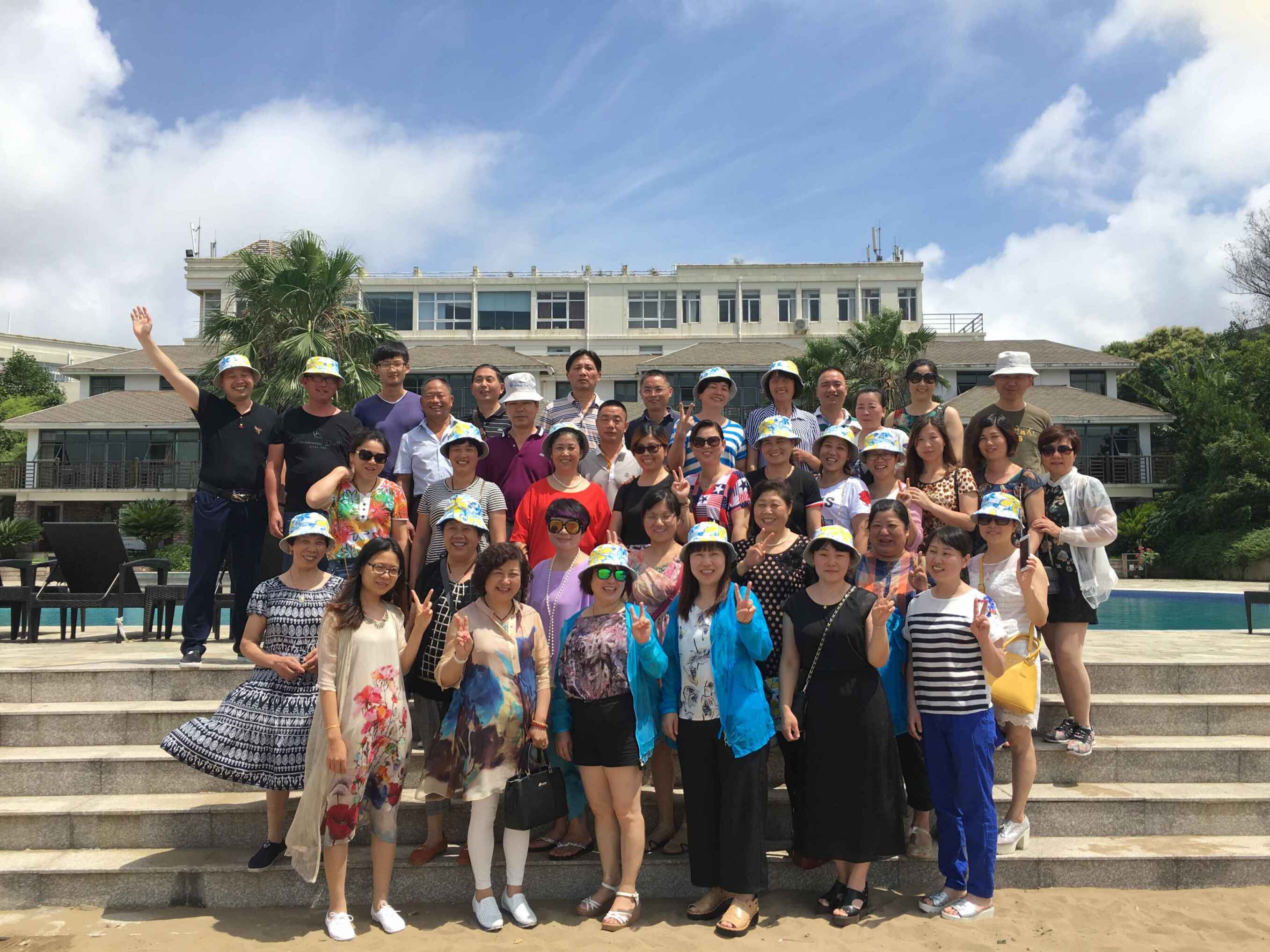 建華市場(chǎng)2016年商戶旅游圓滿畫上句號(hào)