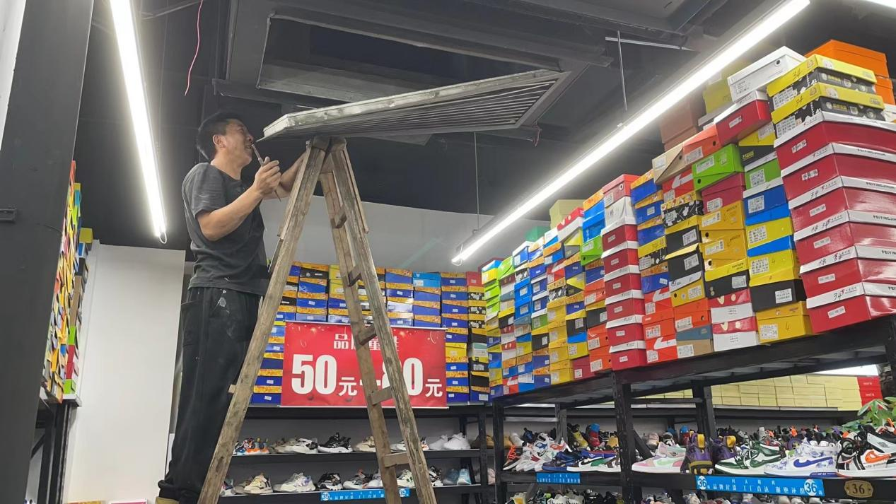 錢江商城對空調(diào)出風(fēng)口進行清潔工作