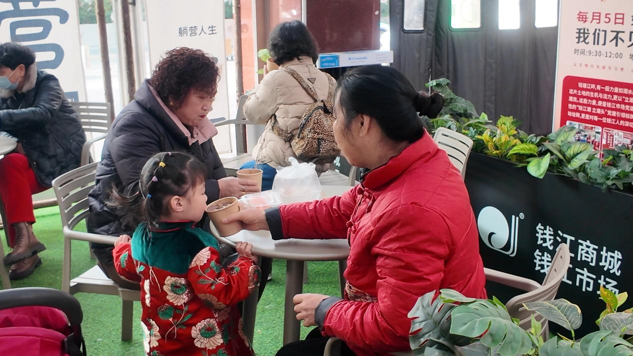 錢(qián)江商城臘八送暖，情滿(mǎn)杭城