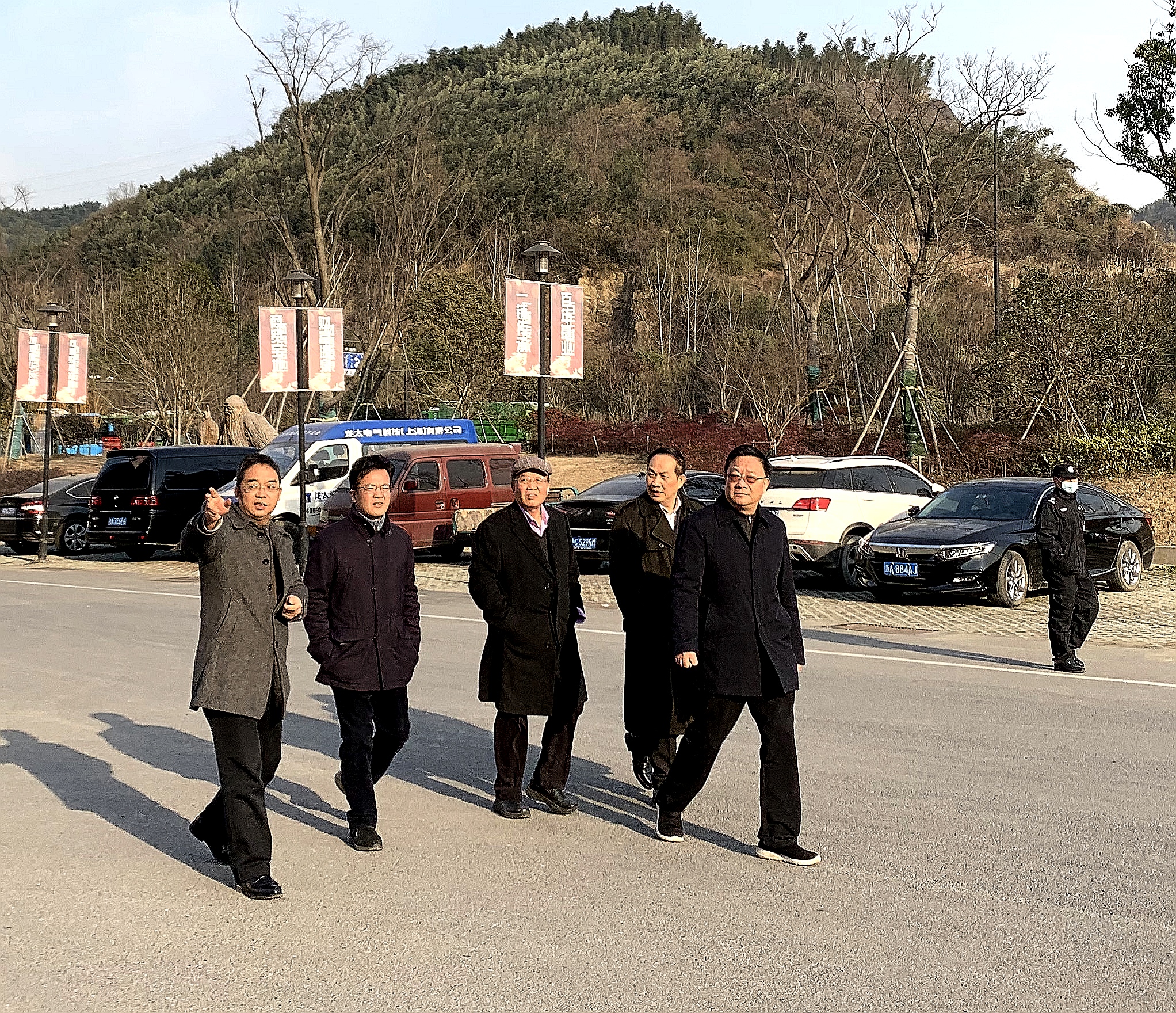 拳拳之心  殷殷之情  老領(lǐng)導們參觀考察建華長城機電市場