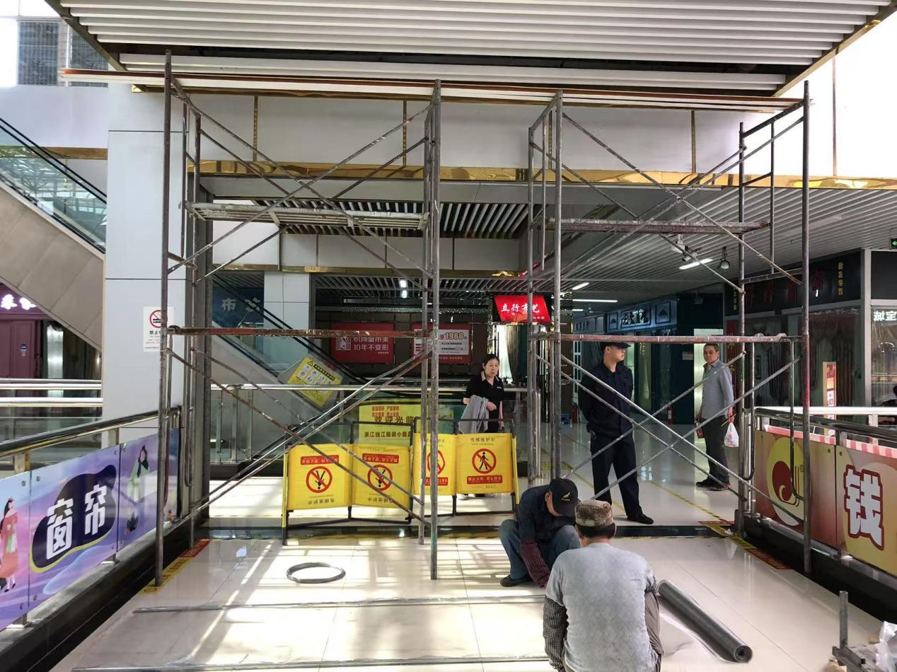 錢江商城天橋連廊“穿”上防護鎧甲