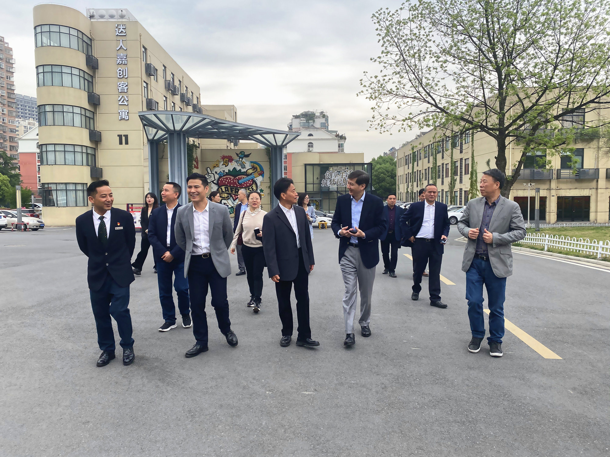 杭州市政協(xié)副主席、市工商聯(lián)主席馮仁強 一行蒞臨廬陽建華文創(chuàng)園考察