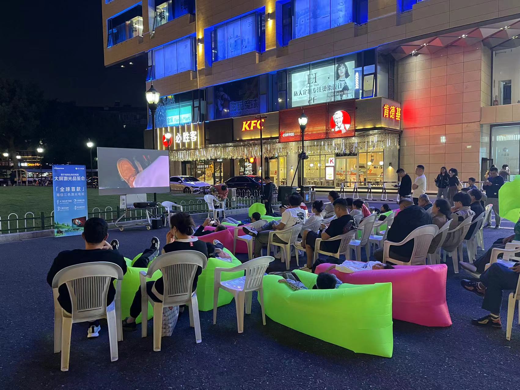 水晶城露天電影盛宴，歡聲笑語中感受夜晚魅力