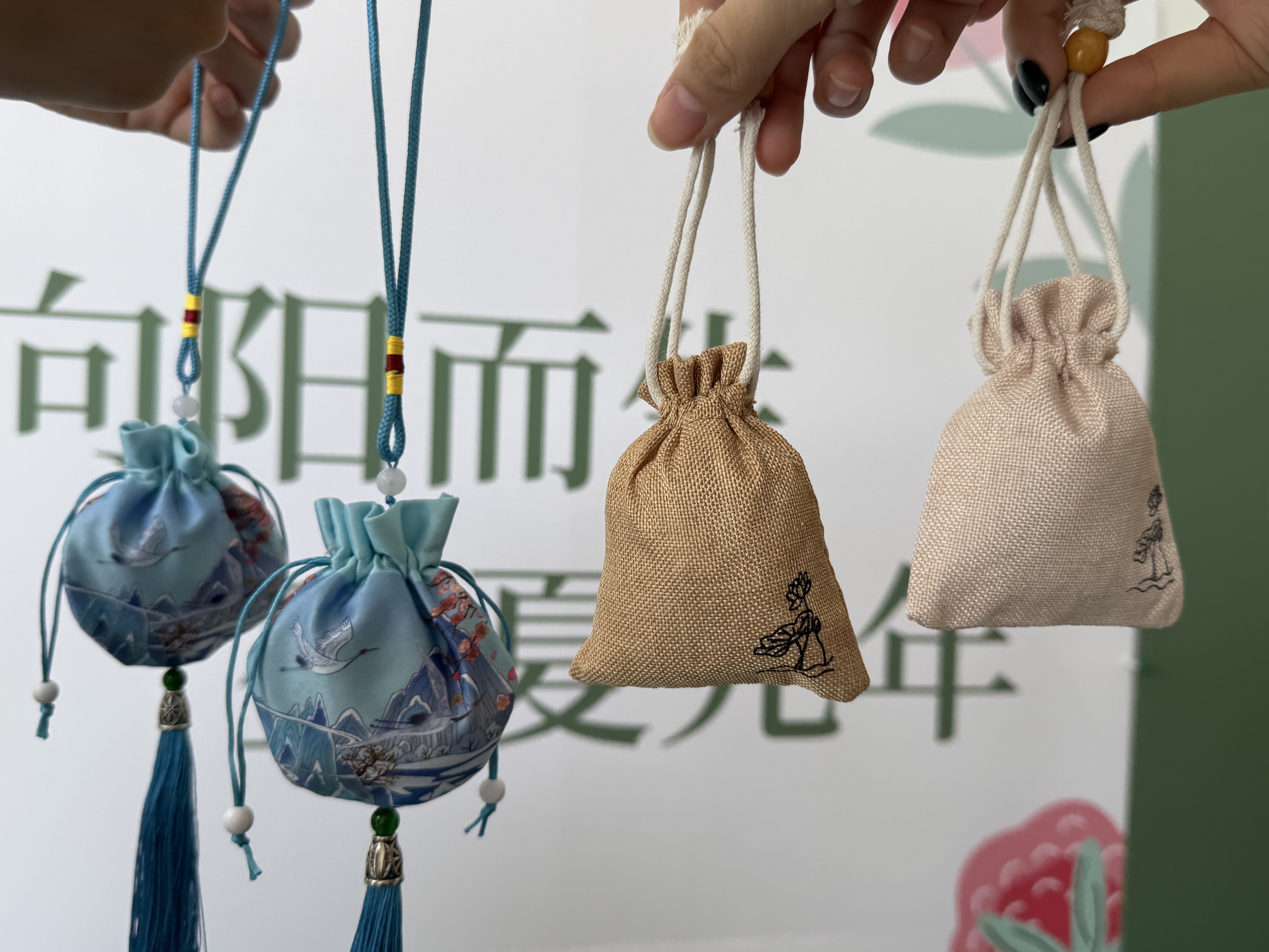 巧手制香囊，情暖端午時