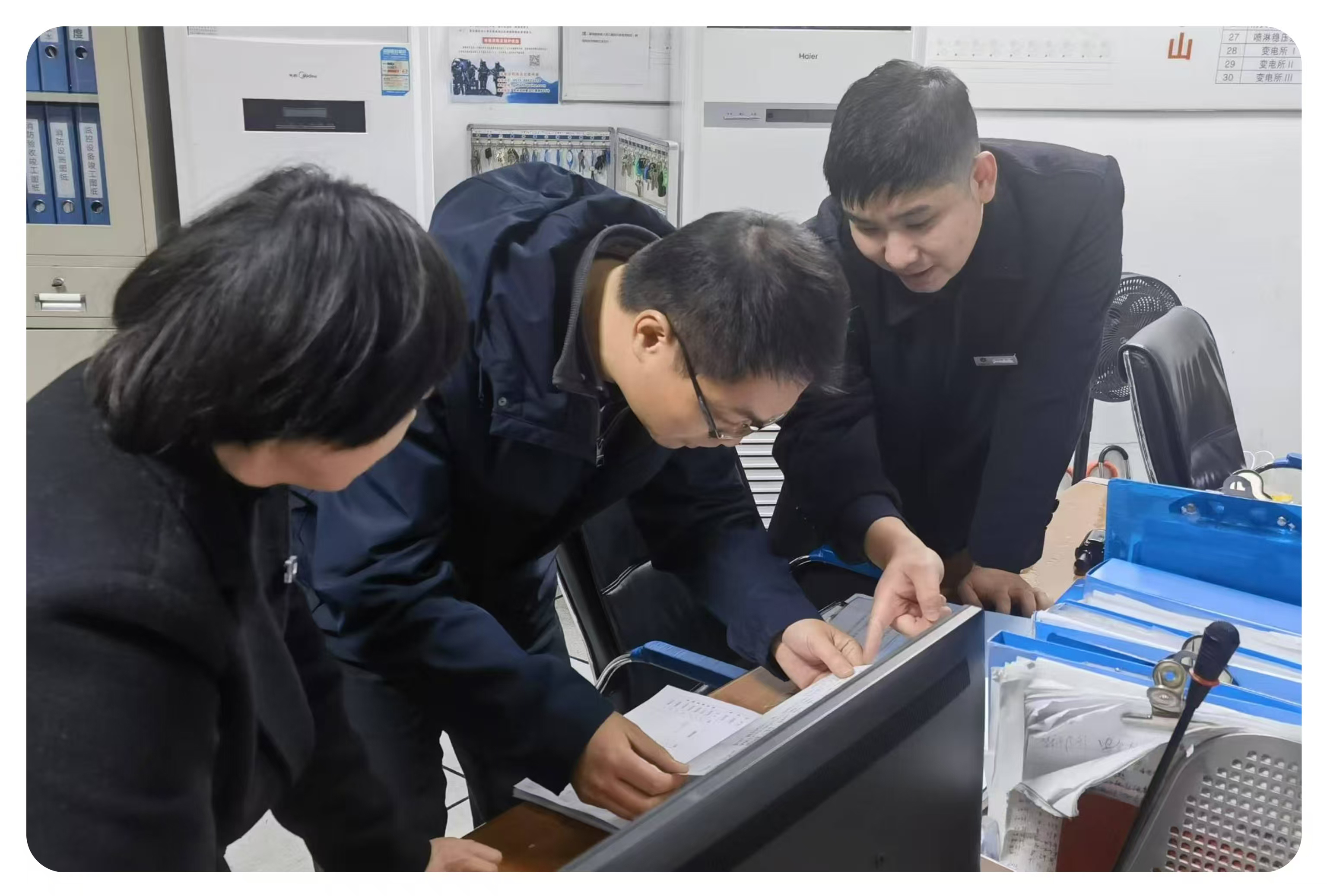 區(qū)商務(wù)局項坤副局長蒞臨水晶城開展春節(jié)前安全檢查