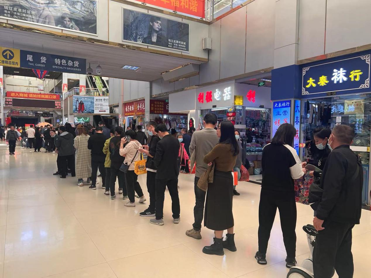 錢江商城聯(lián)合大關(guān)街道協(xié)助商戶 申報“穩(wěn)崗返還和一次性留工補(bǔ)助”  