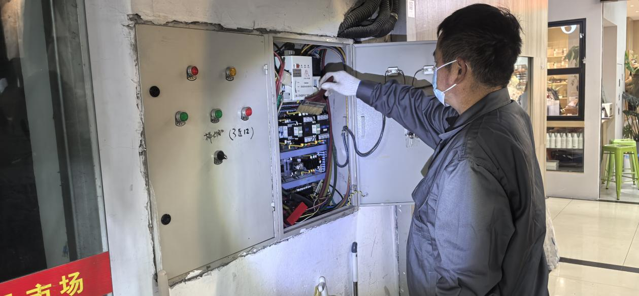 錢江商城排煙風(fēng)機控制柜維護完成，安全保障再升級