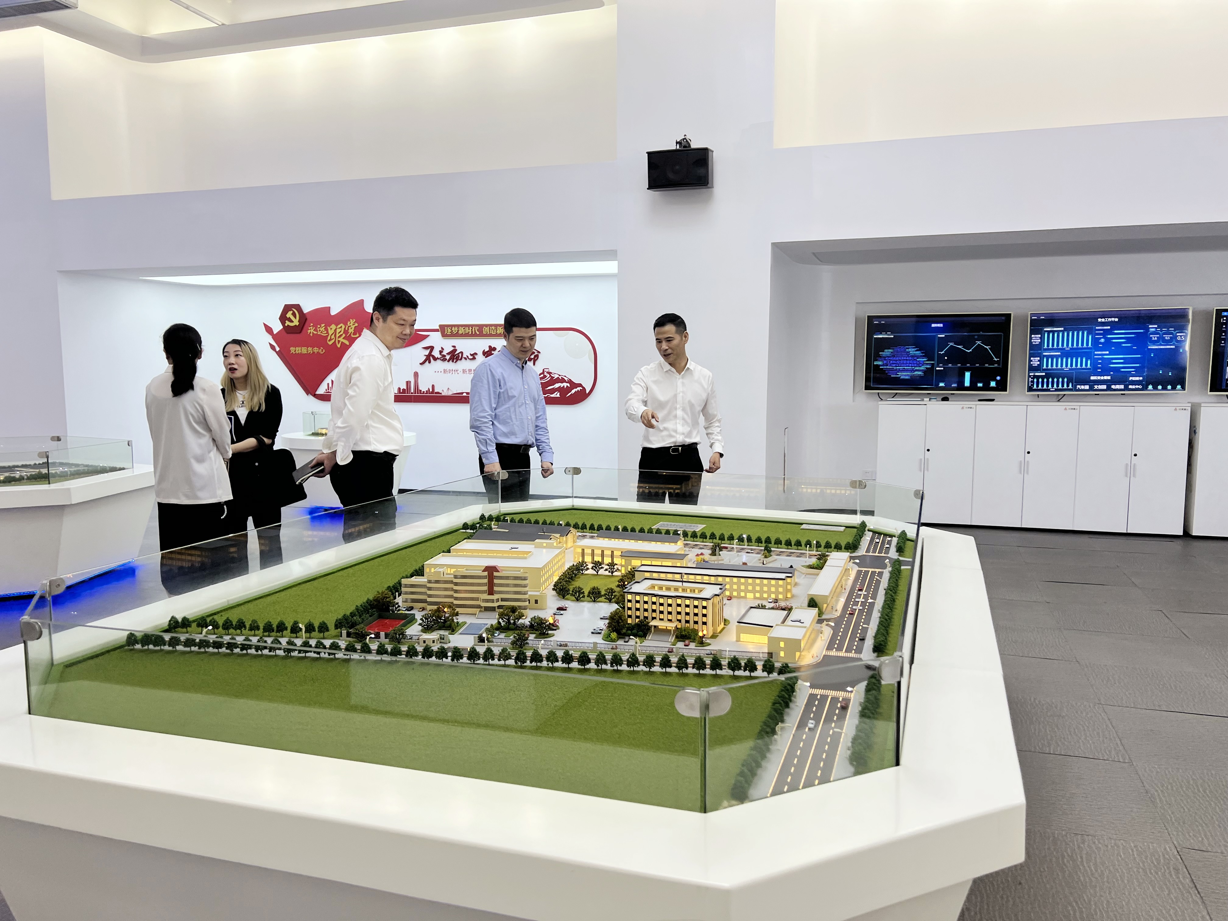 拱墅區(qū)祥符街道黨工委副書記、辦事處主任張洪明一行蒞臨杭州建華文創(chuàng)集團(tuán)調(diào)研指導(dǎo)