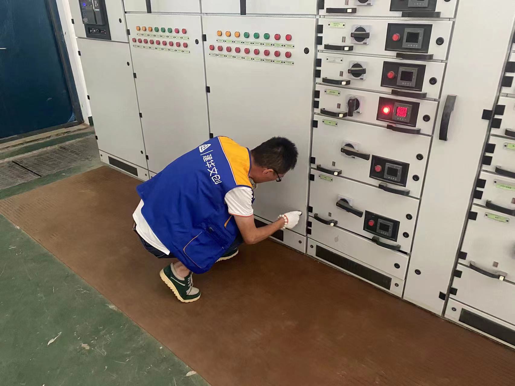 “夏季用電需謹慎，園區(qū)把關無隱患” ——建華文創(chuàng)集團開展用電安全檢查工作