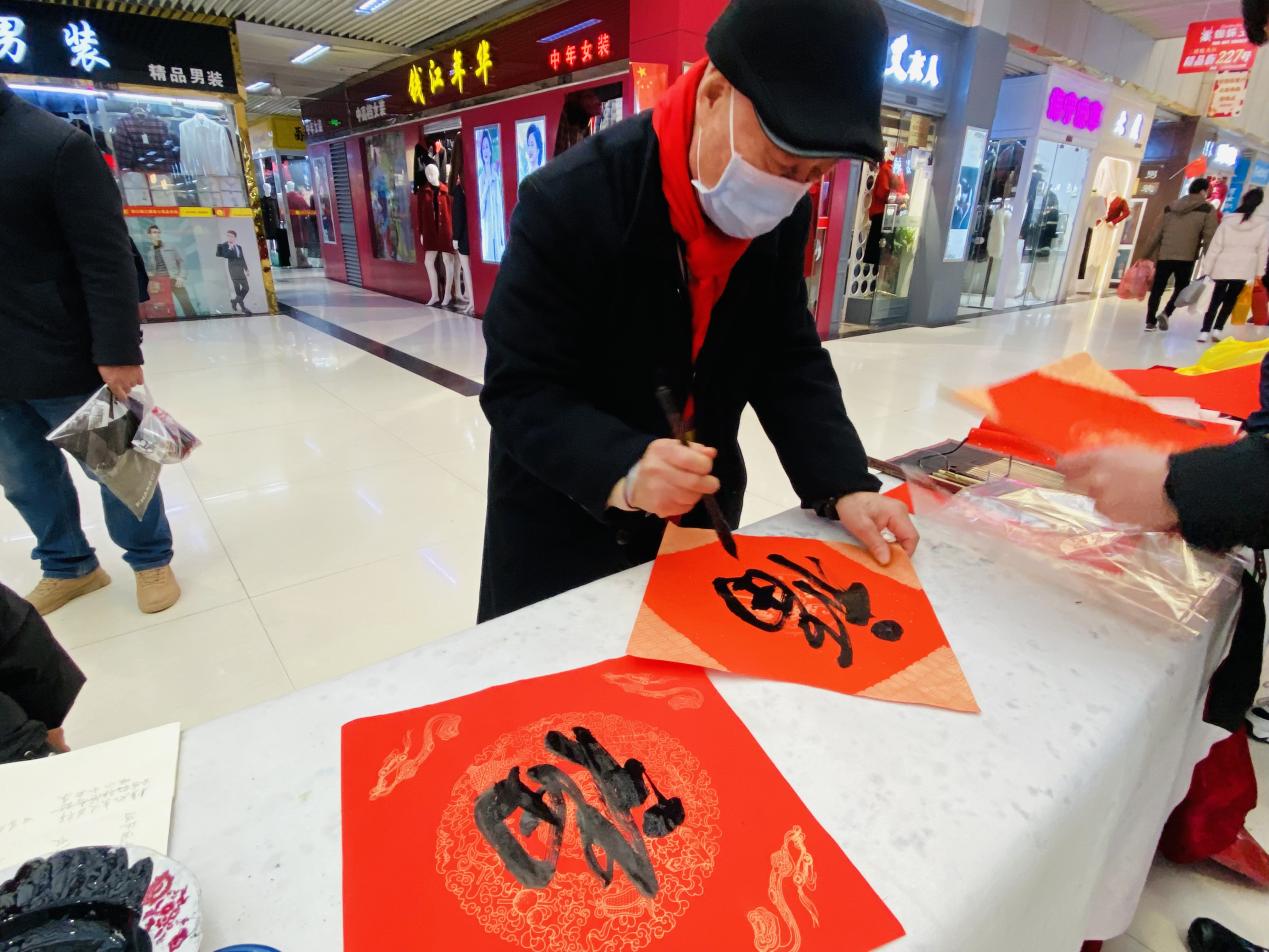 迎新送福寫(xiě)春聯(lián)，翰墨飄香添年味