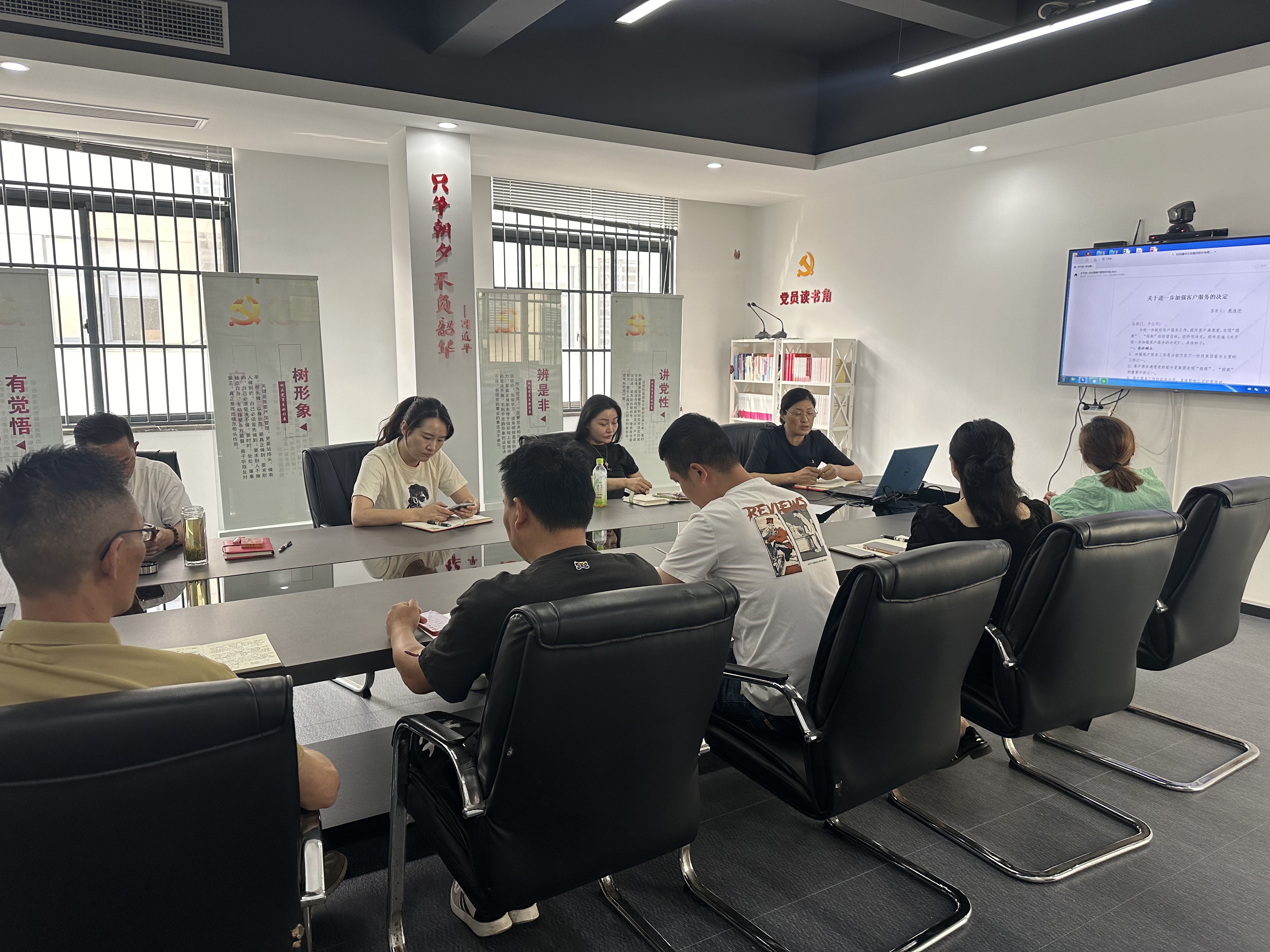 立足服務(wù)重細(xì)節(jié)，擦亮服務(wù)“金招牌” ——建華文創(chuàng)集團(tuán)開展《關(guān)于進(jìn)一步加強(qiáng)客戶服務(wù)的決定》相關(guān)學(xué)習(xí)