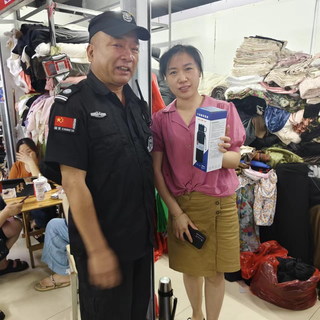 化險為夷！熱心商戶見義勇為，危急情況扶梯救人