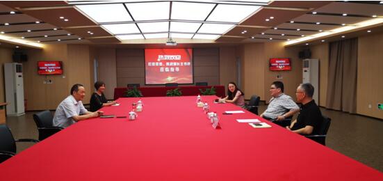 拱墅區(qū)委常委、統(tǒng)戰(zhàn)部長(zhǎng)王書評(píng)蒞臨集團(tuán)指導(dǎo)