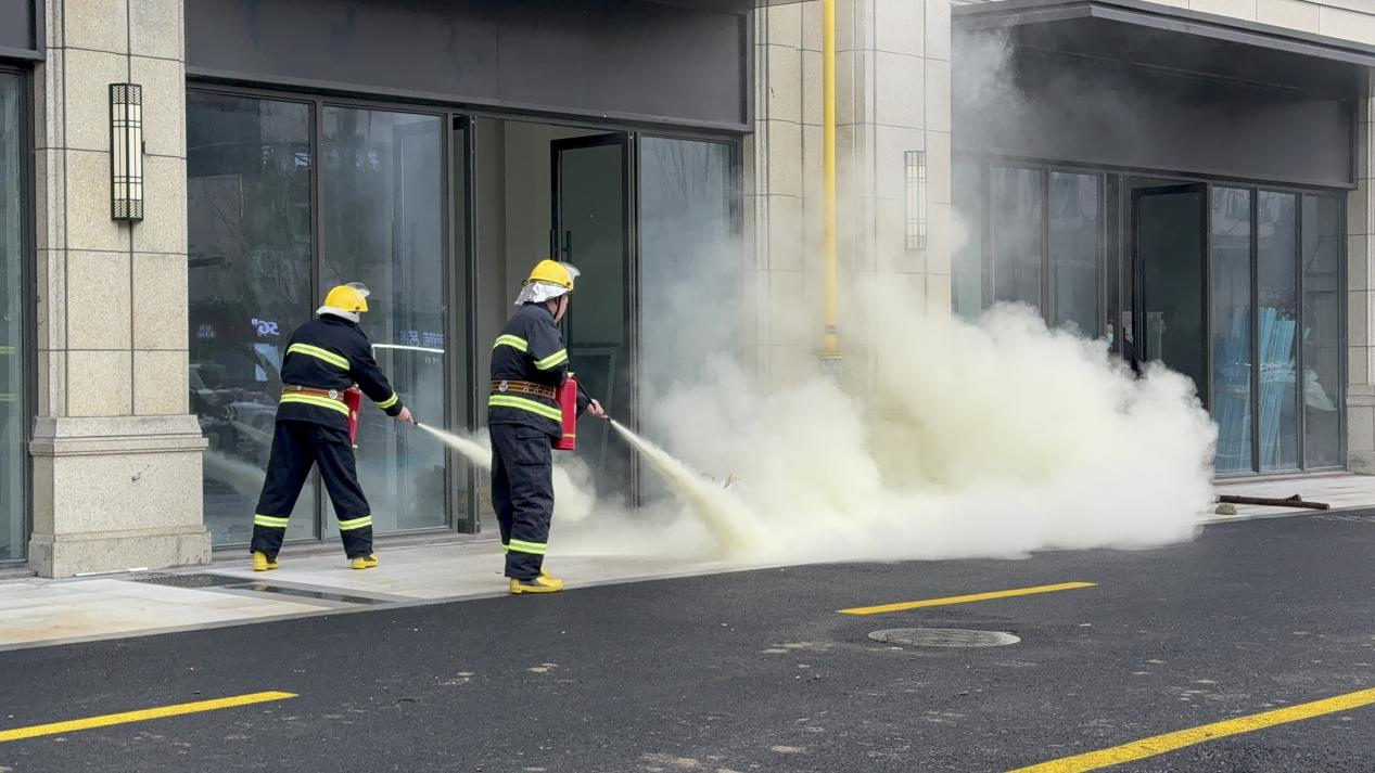 區(qū)應(yīng)急管理局聯(lián)合錢江商城開(kāi)展消防安全實(shí)戰(zhàn)演練