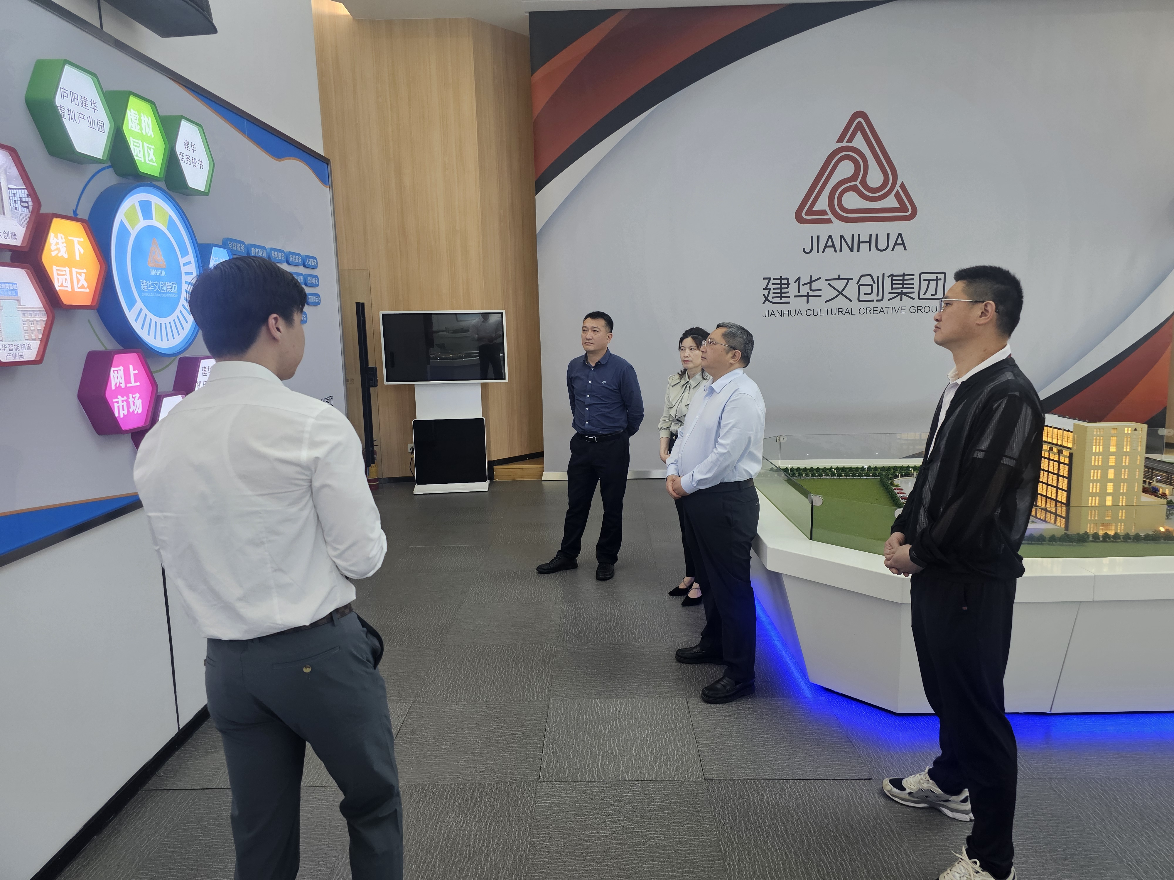 貴溪市人民政府市長、經(jīng)開區(qū)書記潘磊一行蒞臨建華文創(chuàng)集團考察調(diào)研