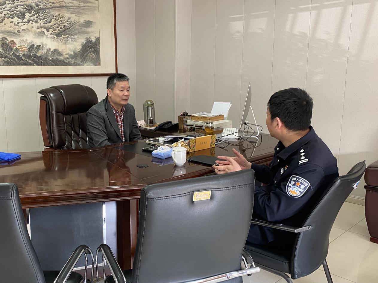 大關(guān)派出所施吉杭所長(zhǎng)走訪錢(qián)江商城