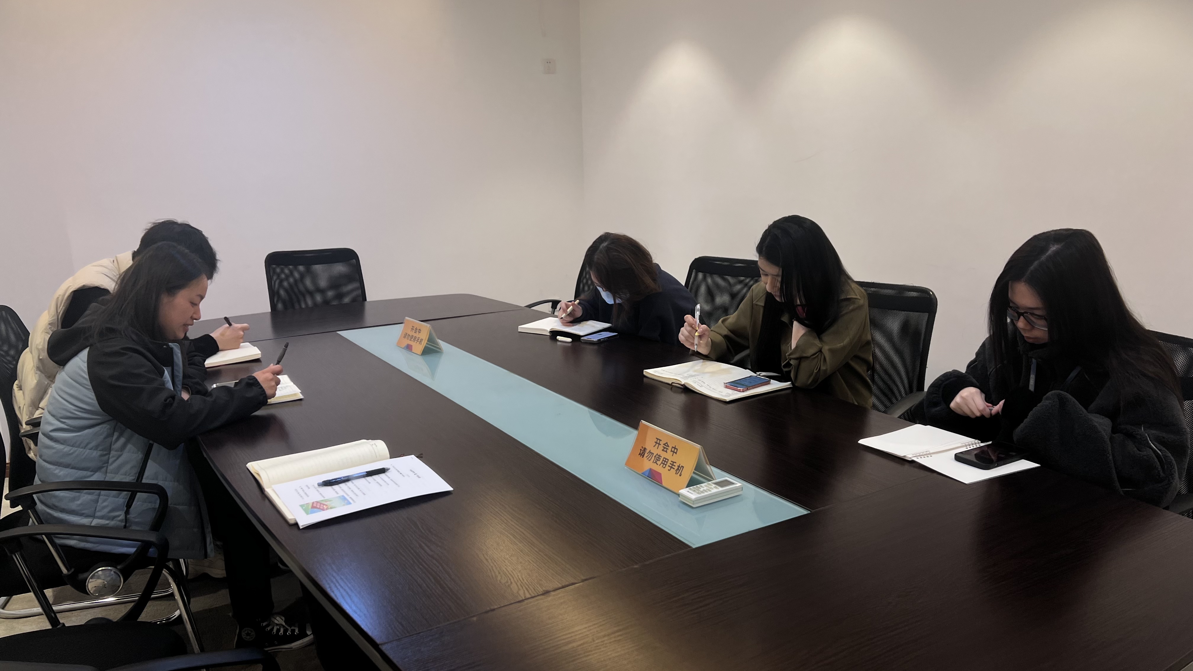 水晶城企劃組召開1月活動方案復盤總結會議