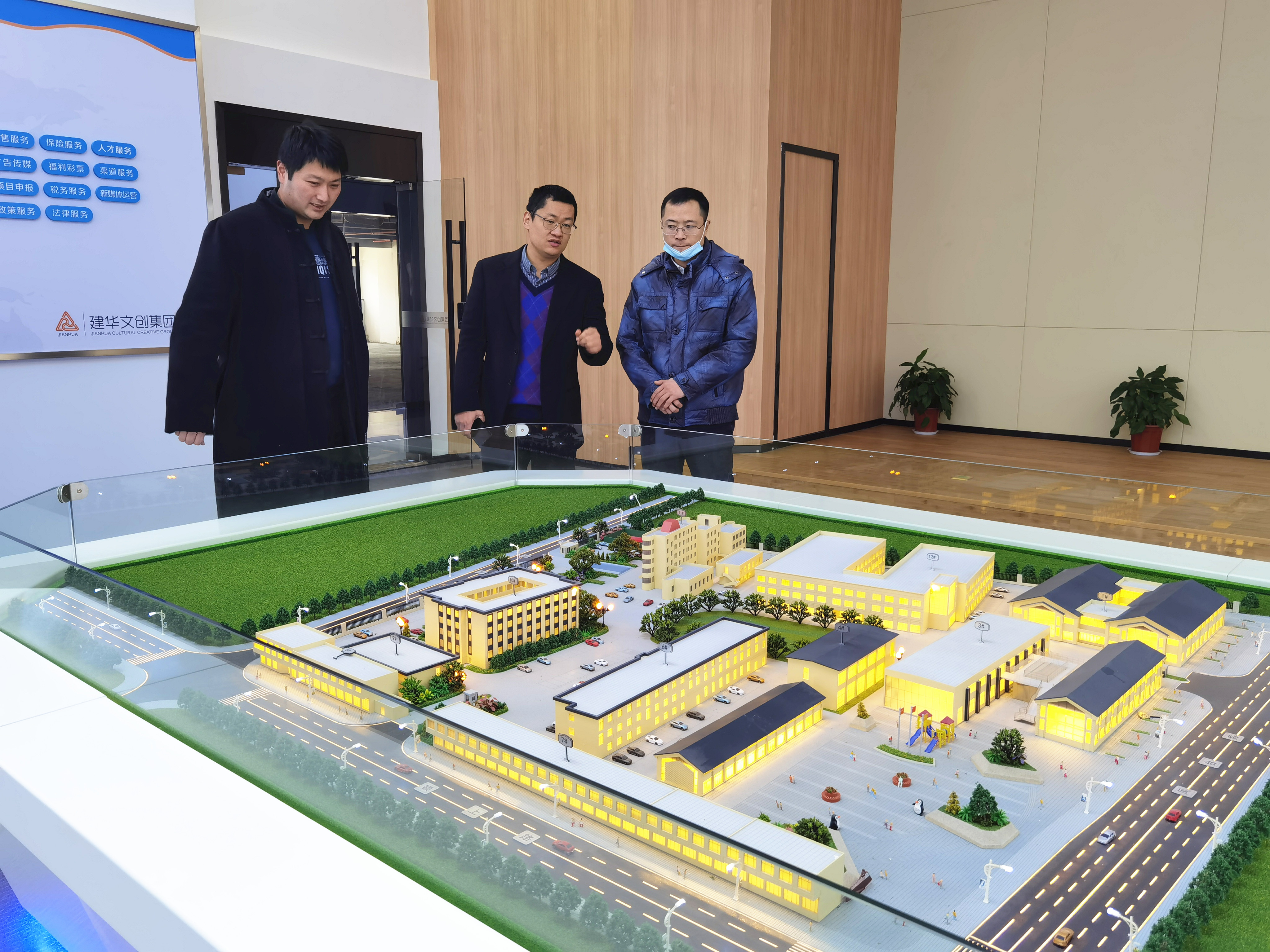 來(lái)鳳縣考察團(tuán)蒞臨建華文創(chuàng)集團(tuán)調(diào)研交流