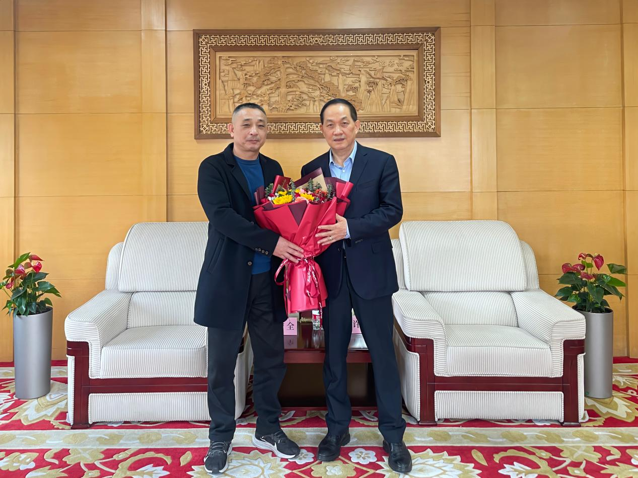 王守全主任慰問(wèn)省級(jí)勞模許榮根——區(qū)總工會(huì)領(lǐng)導(dǎo)赴浙江建華集團(tuán)開(kāi)展新春走訪慰問(wèn)活動(dòng)