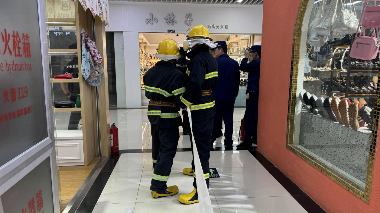 以演促防，錢江商城聯(lián)合水晶城開(kāi)展微型消防站拉練