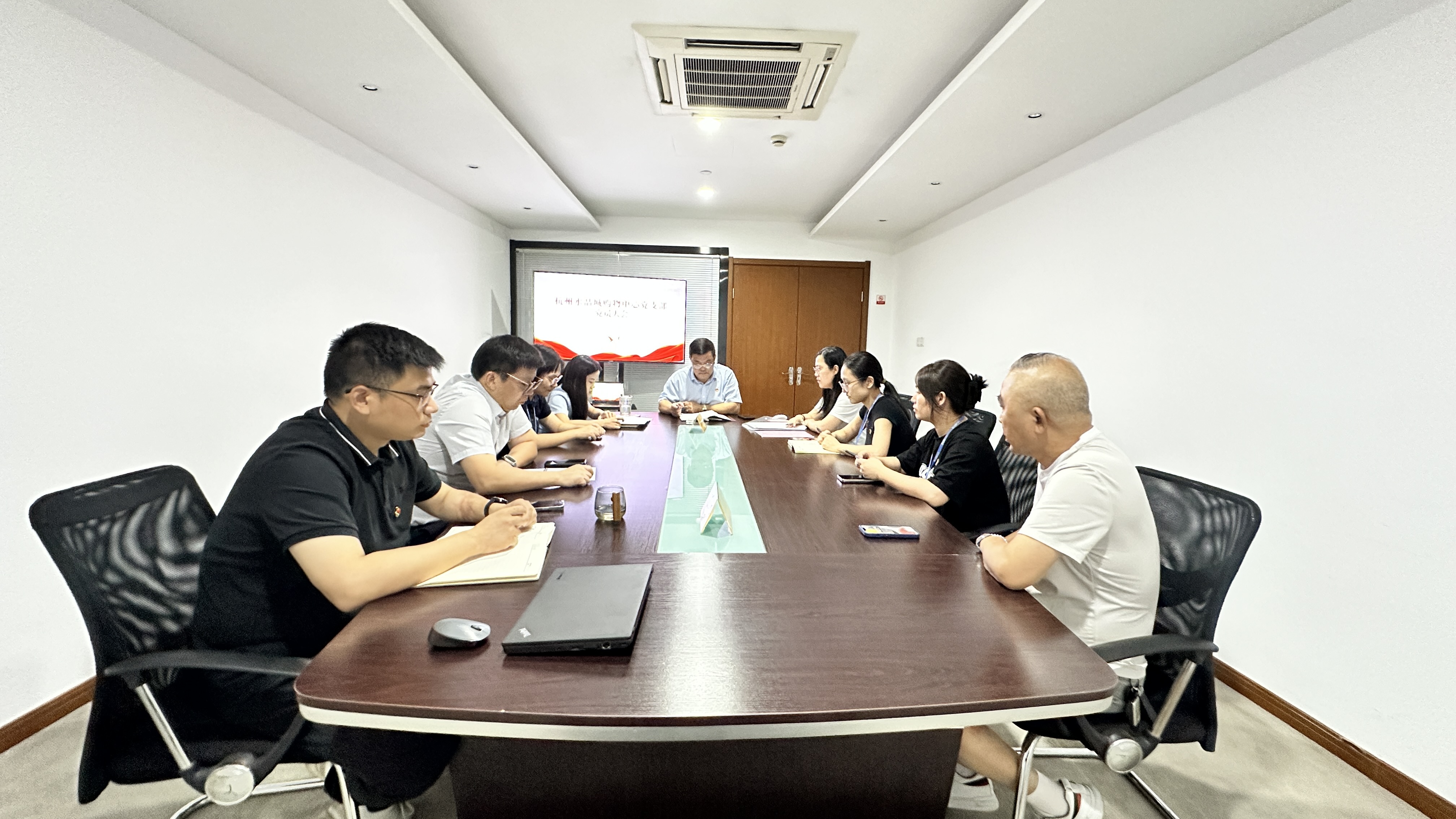 水晶城黨支部吸收預(yù)備黨員