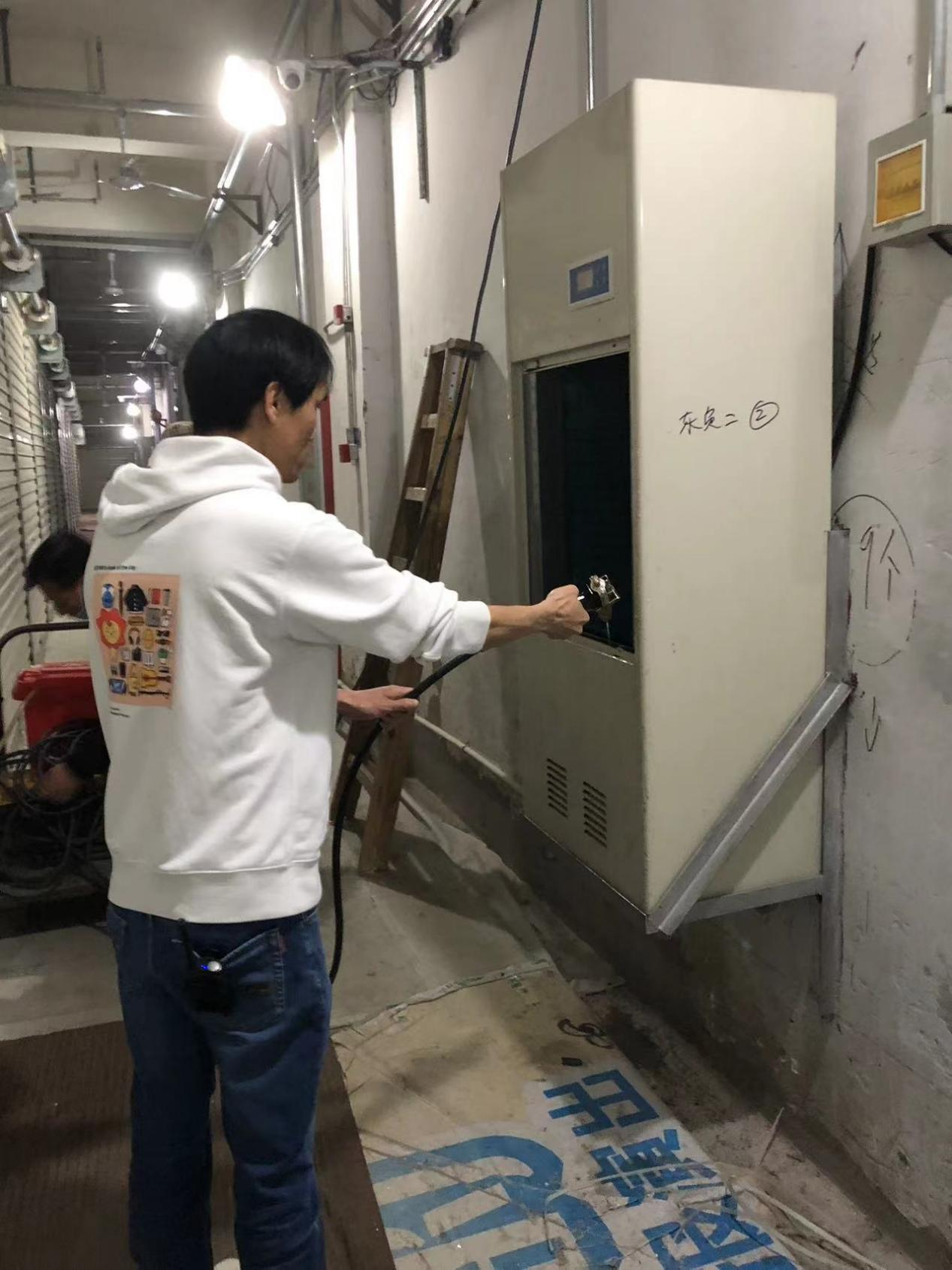 錢江商城對(duì)水晶城倉庫除濕機(jī)進(jìn)行清洗