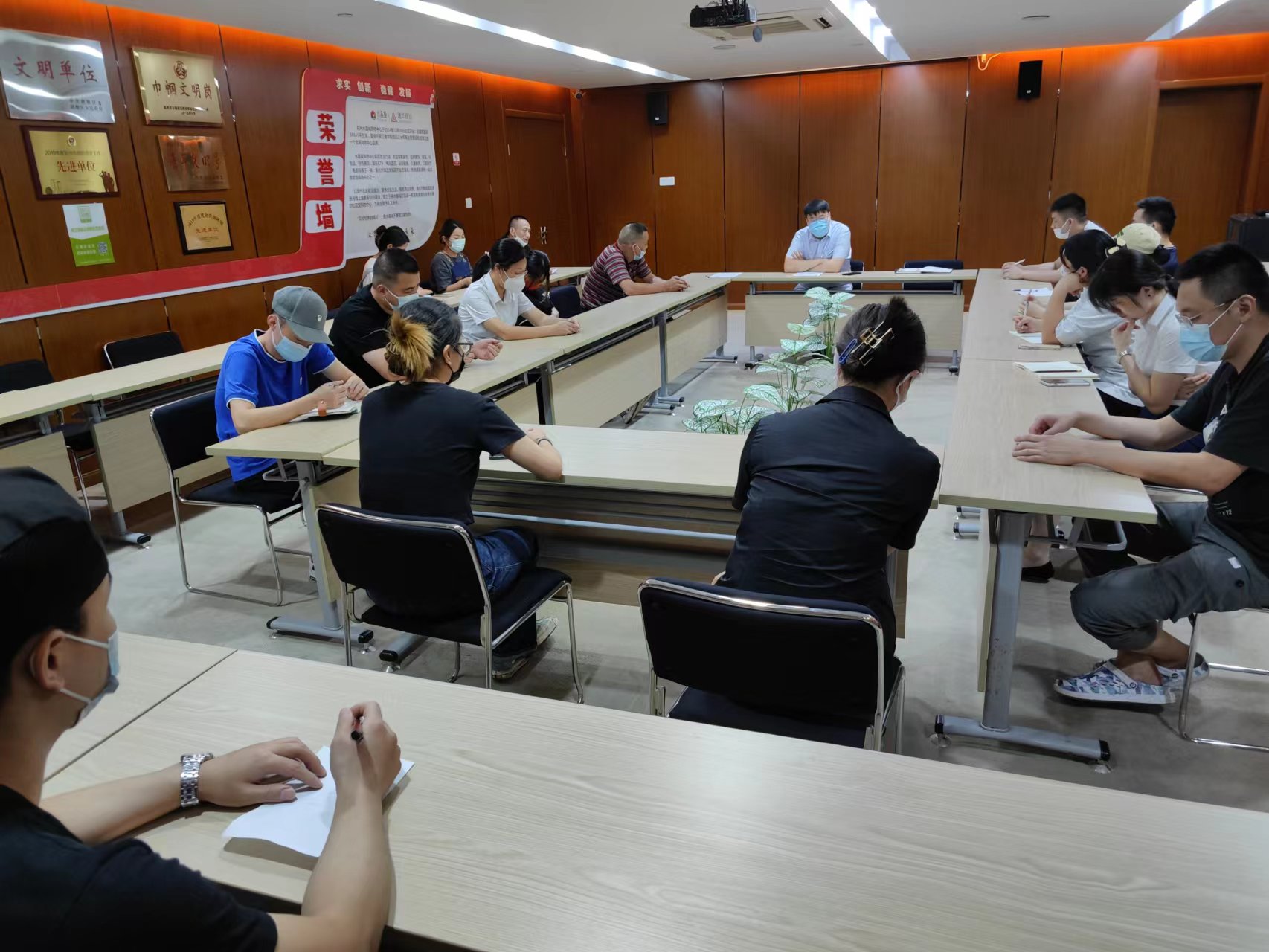 水晶城召開7月店長(zhǎng)會(huì)議