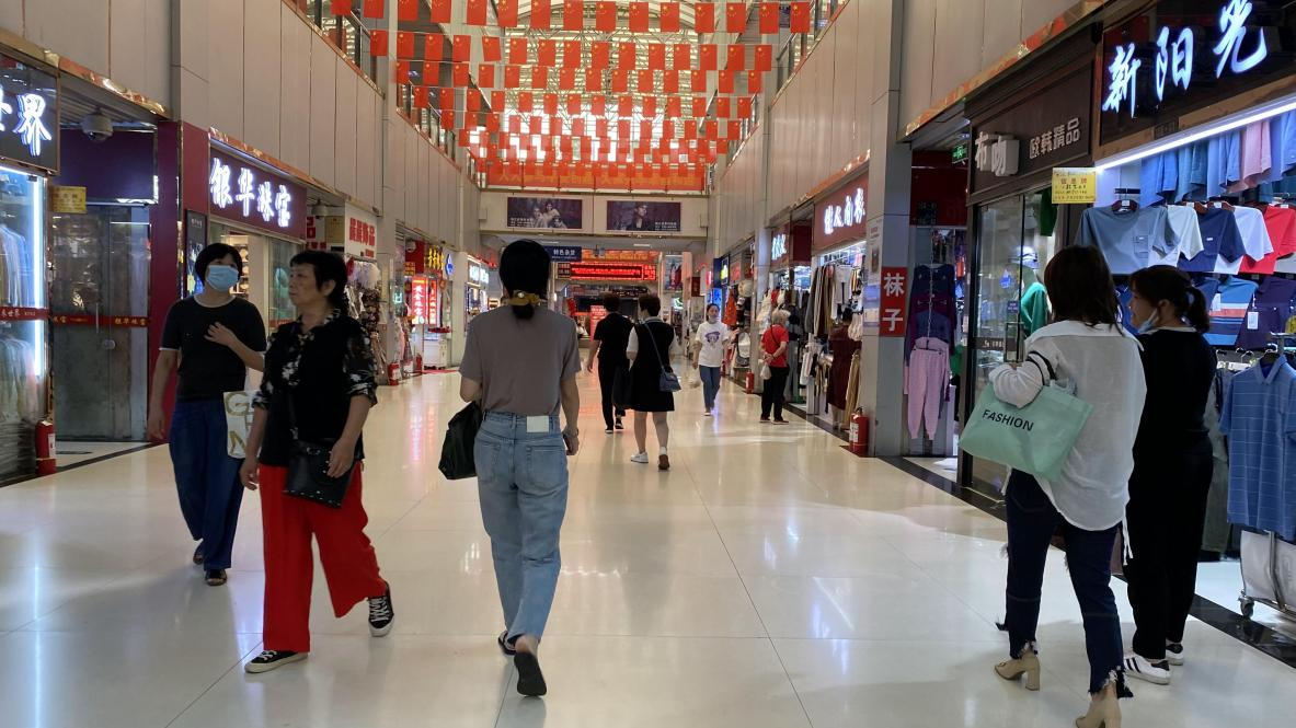 錢江商城五星紅旗迎風(fēng)招展 國慶佳節(jié)氛圍濃