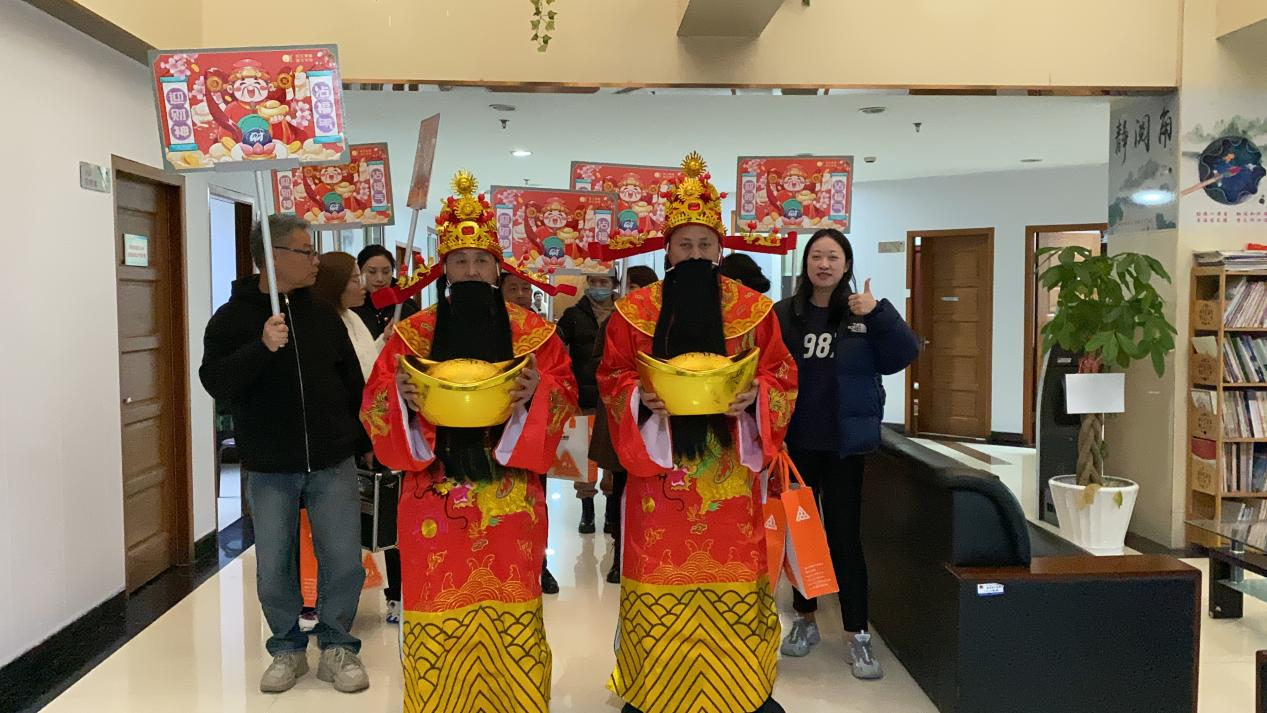 正月十五元宵到，財神到來，請接福！