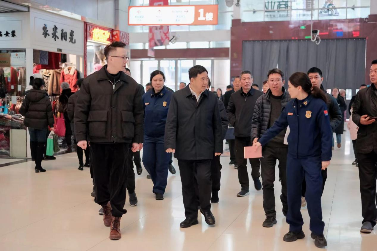 省、市、區(qū)領(lǐng)導(dǎo)蒞臨錢江商城指導(dǎo)安全生產(chǎn)工作