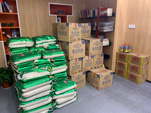 20200122喜迎春節(jié) 建華文創(chuàng)集團(tuán)工會組織發(fā)放2020年度新春慰問品 (1).jpg