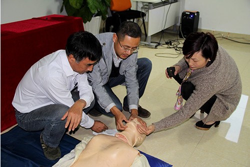 20131024建華文創(chuàng)園黨支部舉辦應(yīng)急救護(hù)知識培訓(xùn) (5).jpg