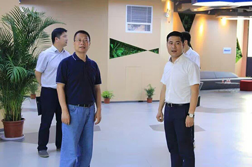 20160818拱墅區(qū)委常委、組織部李煒蒞臨杭州建華文創(chuàng)集團總部調(diào)研指導 (3).jpg