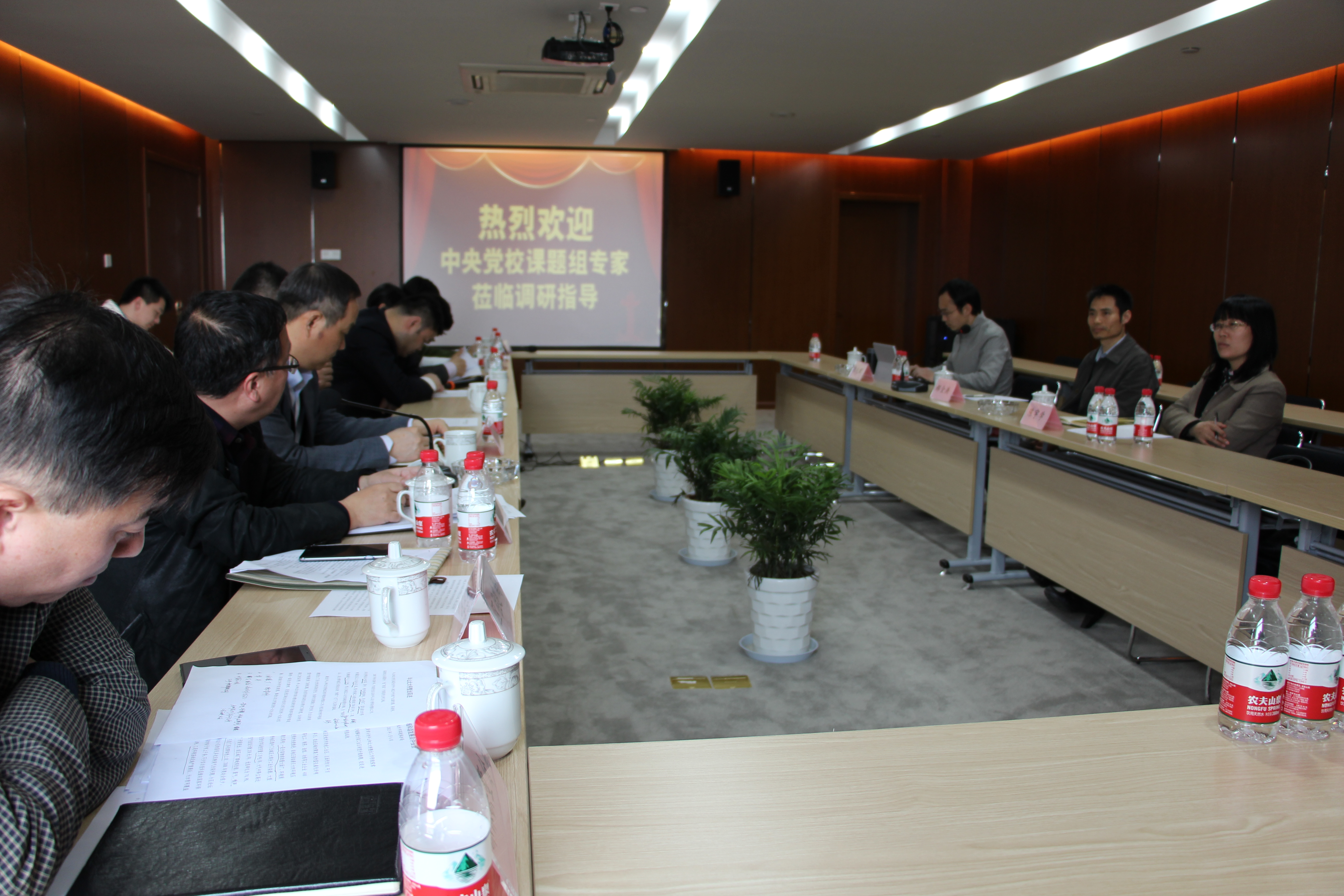 中央黨校課題組專(zhuān)家一行蒞臨水晶城調(diào)研1 (4).JPG